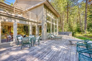 Outdoor dining - Stylish & secluded home with a washer/dryer, fireplace, & resort amenity access (Black Butte Ranch)