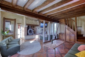 TV, fireplace, video game console, table football - So Villa Terres Douces (28) - Heated pool - Basketball - 1h30 Paris - 30p. (Saint-Bomer)