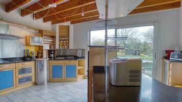 Kühlschrank, Mikrowelle, Ofen, Geschirrspüler
