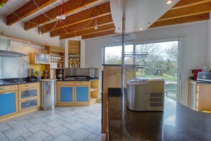 Kühlschrank, Mikrowelle, Ofen, Geschirrspüler