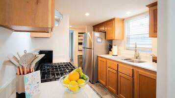 Kühlschrank, Wasserkocher mit Kaffee-/Teezubehör