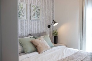 1 bedroom, desk, free WiFi, bed sheets - Peaceful tiny home with two queens and a loft (San Luis Obispo)