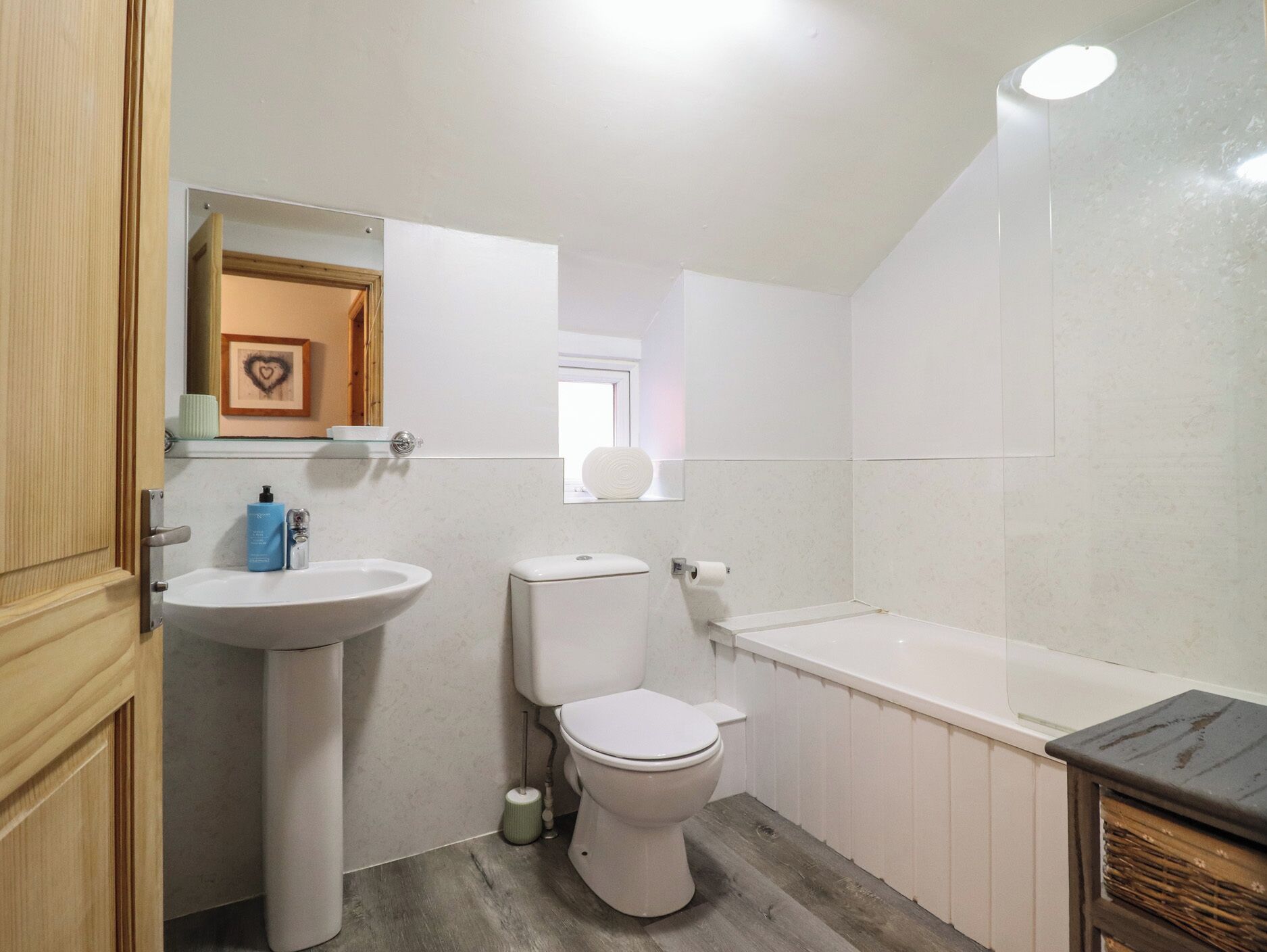 Ein Badezimmer mit Waschbecken, Toilette und Badewanne.