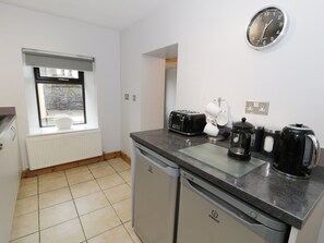 Fridge, dishwasher, cookware/dishes/utensils - Bridgeway House (Blaenau Ffestiniog)