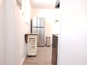 Interior - Earnie's Place - Cozy 2 BR Home with Fireplace, Sports Fan Cave Garage (Saginaw)