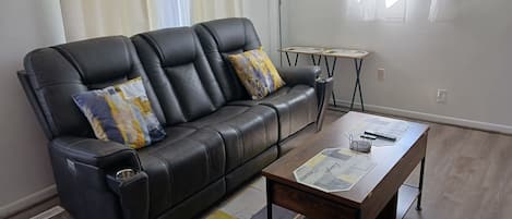 TV connectée, cheminée, jeux vidéo, livres