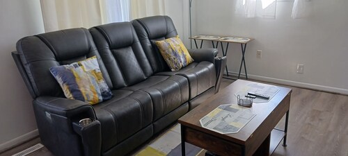 Earnie's Place - Cozy 2 BR Home with Fireplace, Sports Fan Cave Garage