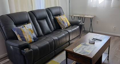 Earnie's Place - Cozy 2 BR Home with Fireplace, Sports Fan Cave Garage