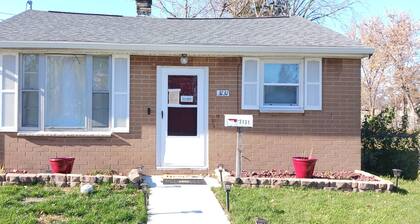 Earnie's Place - Cozy 2 BR Home with Fireplace, Sports Fan Cave Garage