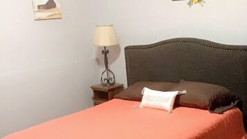 2 bedrooms, desk, iron/ironing board, free WiFi