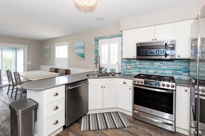 Fridge, microwave, oven, stovetop - On the Beach! Old Homestead Family Retreat (Huron)