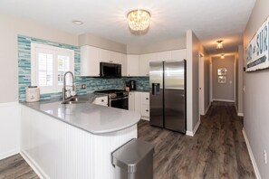 Fridge, microwave, oven, stovetop - On the Beach! Old Homestead Family Retreat (Huron)