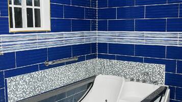 Combined shower/tub, jetted tub, hair dryer, towels