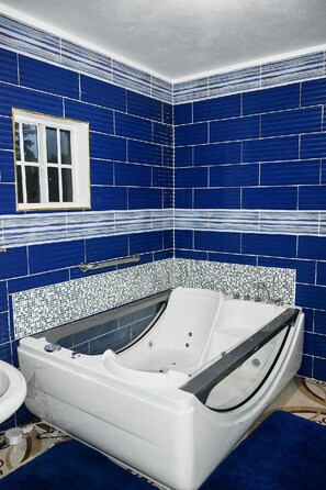Combined shower/bathtub, jetted bath, hair dryer, towels - Countryside Hideaway Villa 15 minutes from the beach!! (Bamboo)