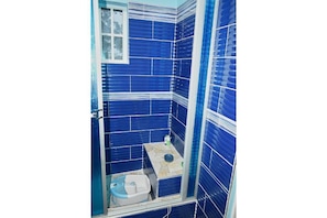 Ensemble douche/baignoire, baignoire à jets, sèche-cheveux