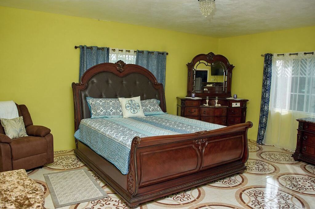 7 bedrooms, travel crib, WiFi