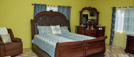 7 bedrooms, travel crib, WiFi