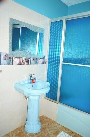 Ducha y bañera combinadas, bañera de hidromasaje y secador de pelo