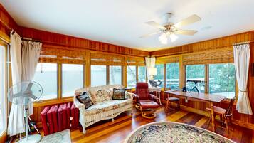 3 bedrooms, internet, bed sheets