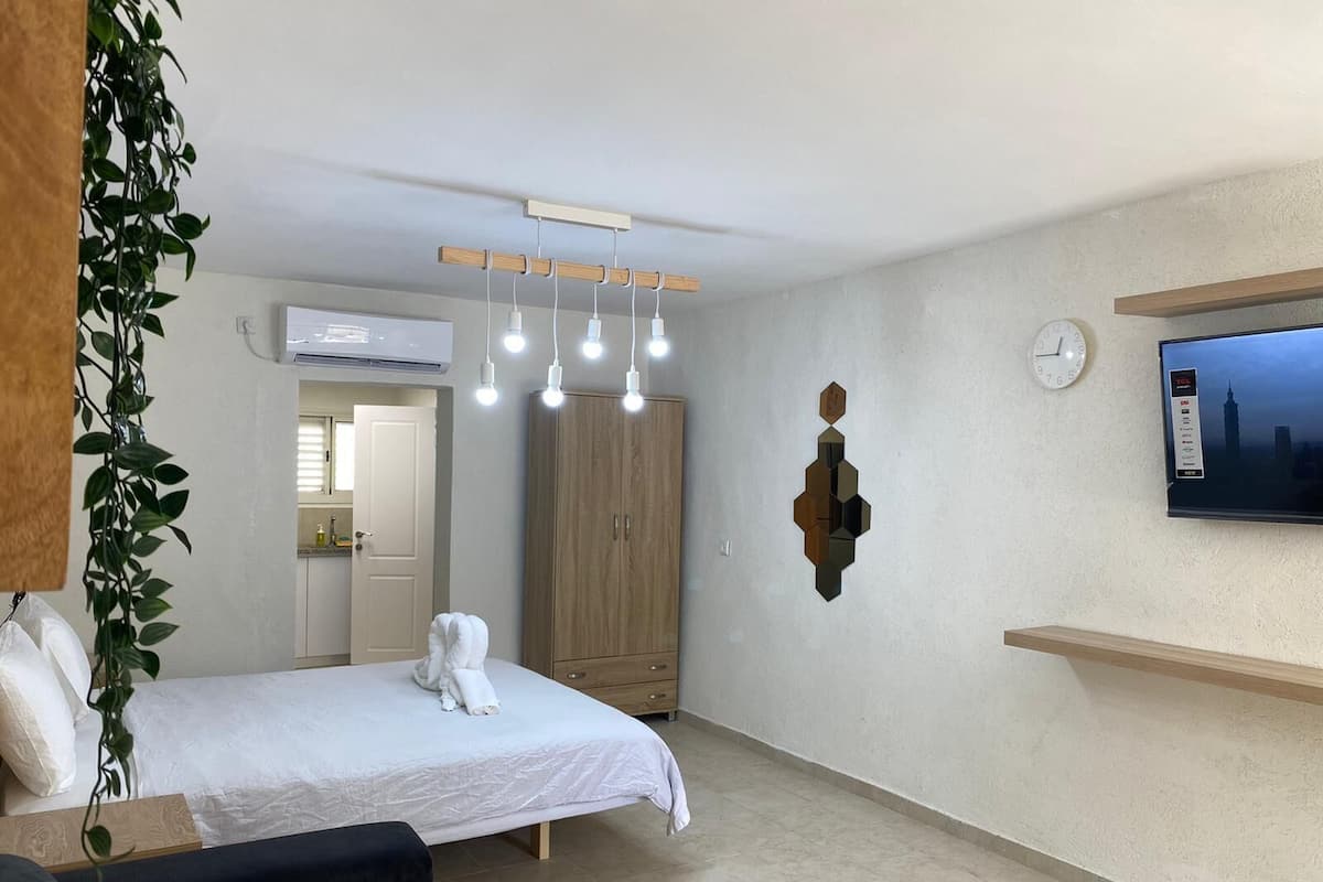 Habitación superior, refrigerador y microondas, planta baja | Decoración personalizada y muebles diferentes