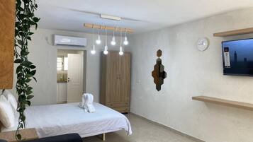 Habitación superior, refrigerador y microondas, planta baja | Decoración personalizada y muebles diferentes