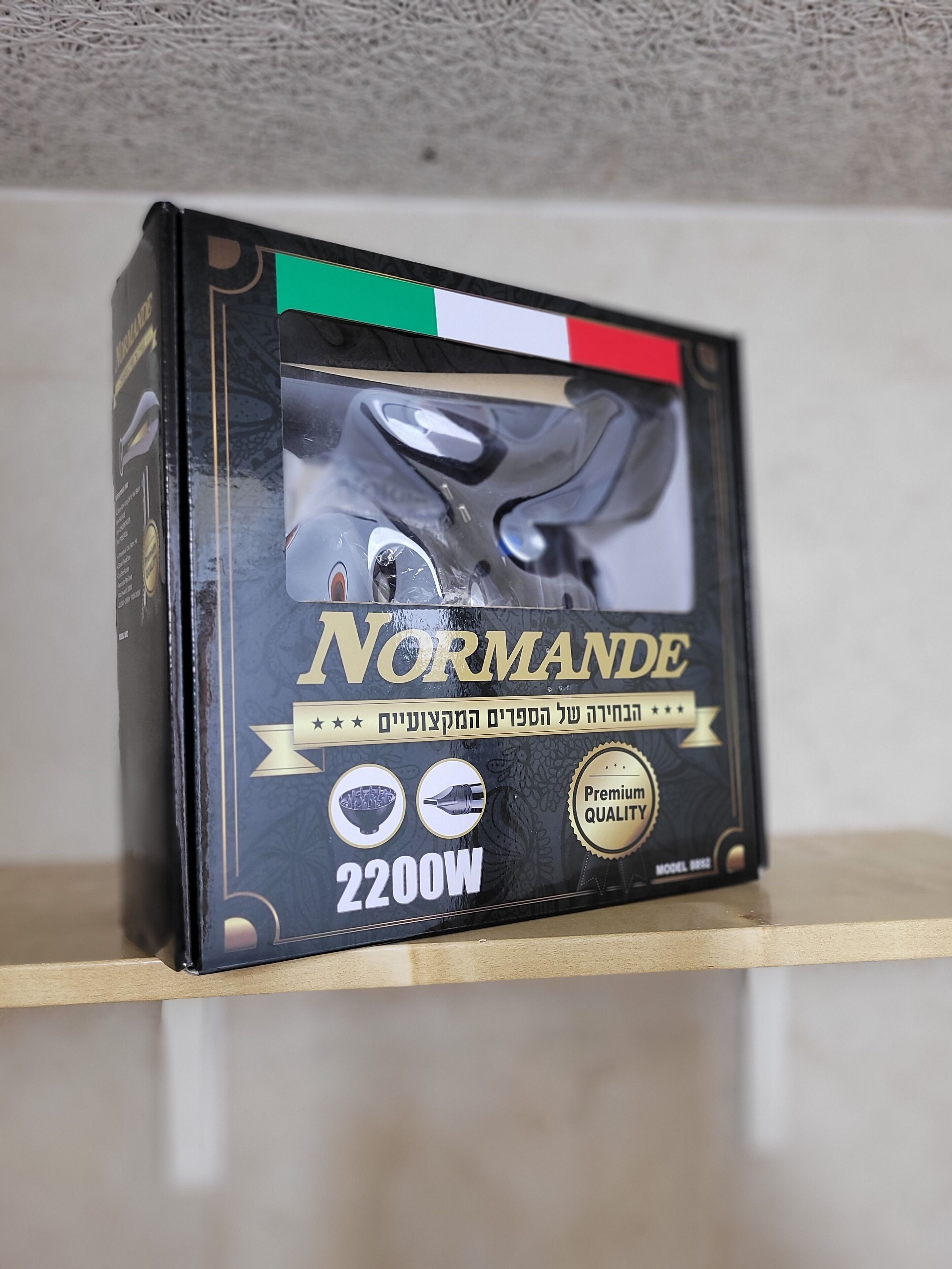 Une boîte de balles de golf Normande 2200W, posée sur une étagère.