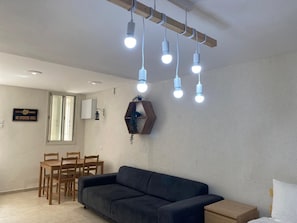 Habitación superior, frigorífico y microondas, planta baja | Decoración individual y mobiliario individual