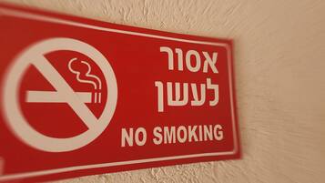 A no smoking sign with Hebrew text.