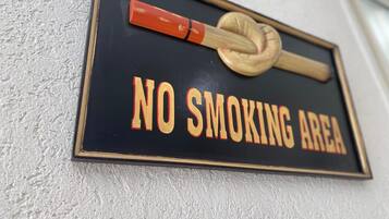 Señal que indica zona prohibido fumar.