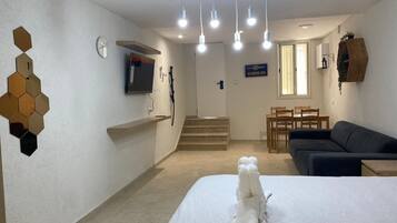 Habitación superior, refrigerador y microondas, planta baja | Vista desde la habitación