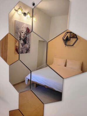 City-Studio, 1 Doppelbett, Kühlschrank und Mikrowelle, Erdgeschoss | Wohnbereich | 43-Zoll-Smart-TV mit Digitalempfang, Fernseher, Netflix