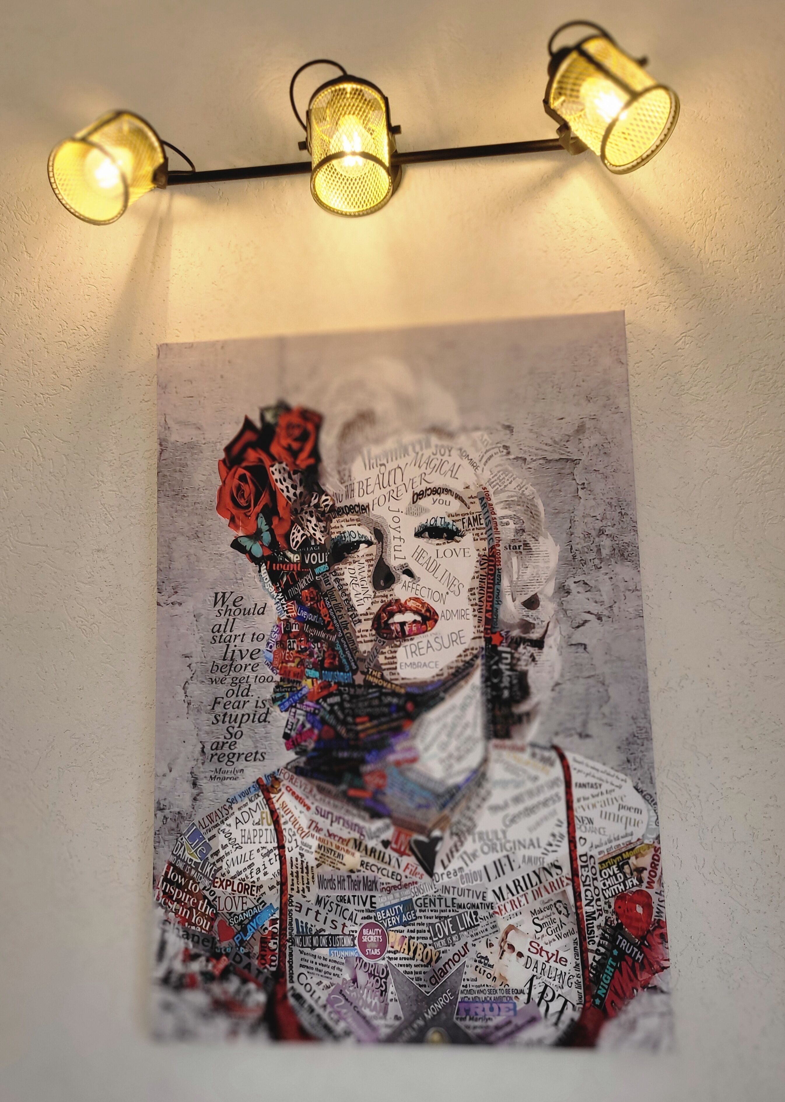 Une affiche représentant une femme et des roses, le tout entouré de mots et d’expressions.