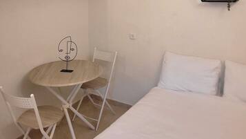 Estudio urbano, 1 cama matrimonial, refrigerador y microondas, planta baja | Área de sala de estar | Smart TV de 43 pulgadas con canales digitales, televisión y Netflix