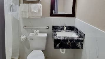 Deluxe ADA Double Bed (2 Queen) | Baño | Jabón, champú y papel higiénico