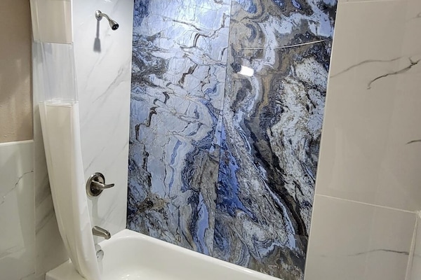 Suite Single Bed (1 King) | Bathroom | Soap, shampoo, toilet paper