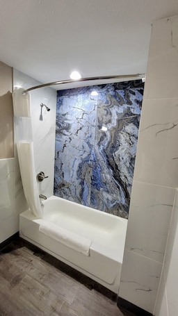 Suite Single Bed (1 King) | Bathroom. Budget Inn & Suites