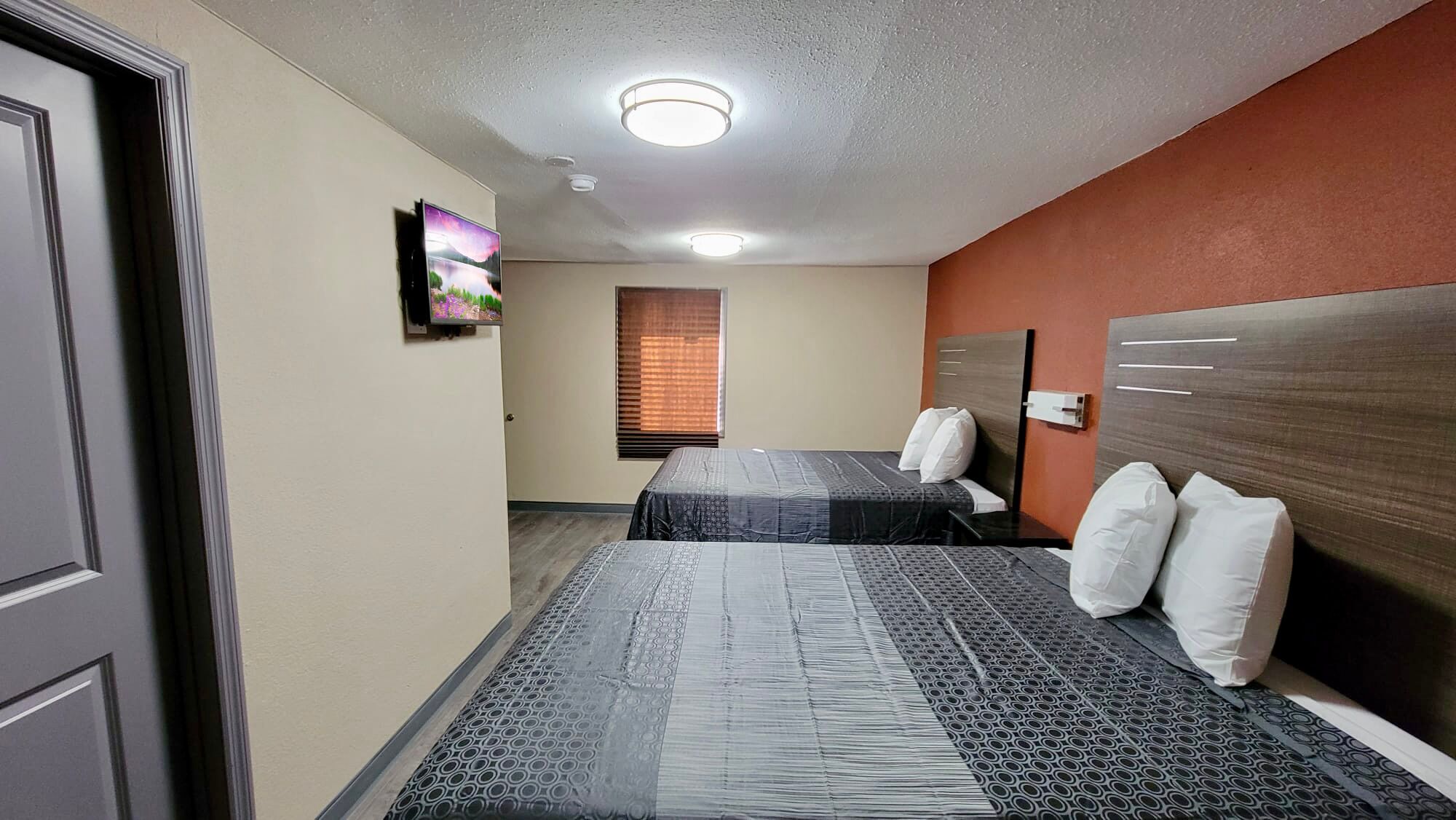 Deluxe Double Bed (2 Queen) | Escrivaninha, espaço de trabalho para notebook, Wi-Fi de cortesia