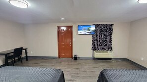 Suite Double Bed (1 King & 1 Queen) | Escritorio, espacio para trabajar con laptop y wifi gratis 
