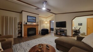 Una Smart TV, una chimenea, libros, una impresora