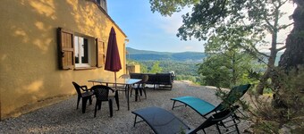 House with swimming pool in a peaceful, relaxing setting. Pets allowed. 