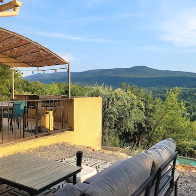 House with swimming pool in a peaceful, relaxing setting. Pets allowed. 