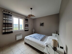 3 bedrooms, iron/ironing board, travel cot, WiFi