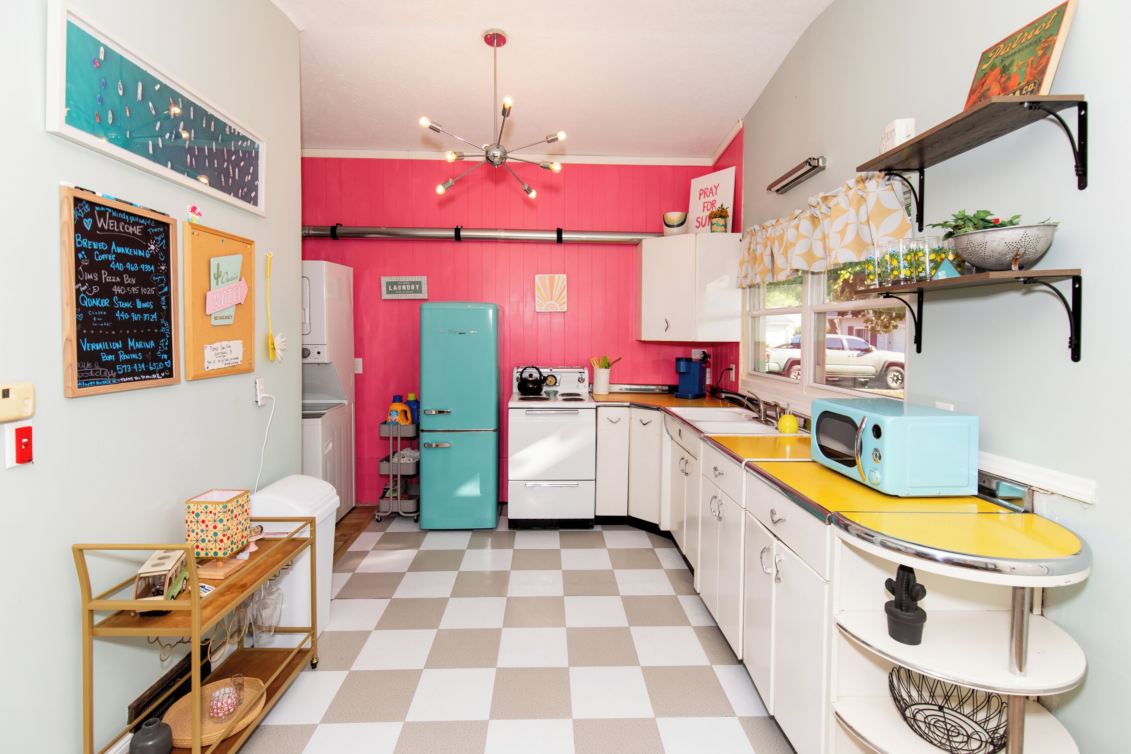 Réfrigérateur, four à micro-ondes, un four, surface de cuisson
