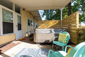 Unclassified image, 3 of 36, button - Mid-Century Modern Themed Surf House (Vermilion)