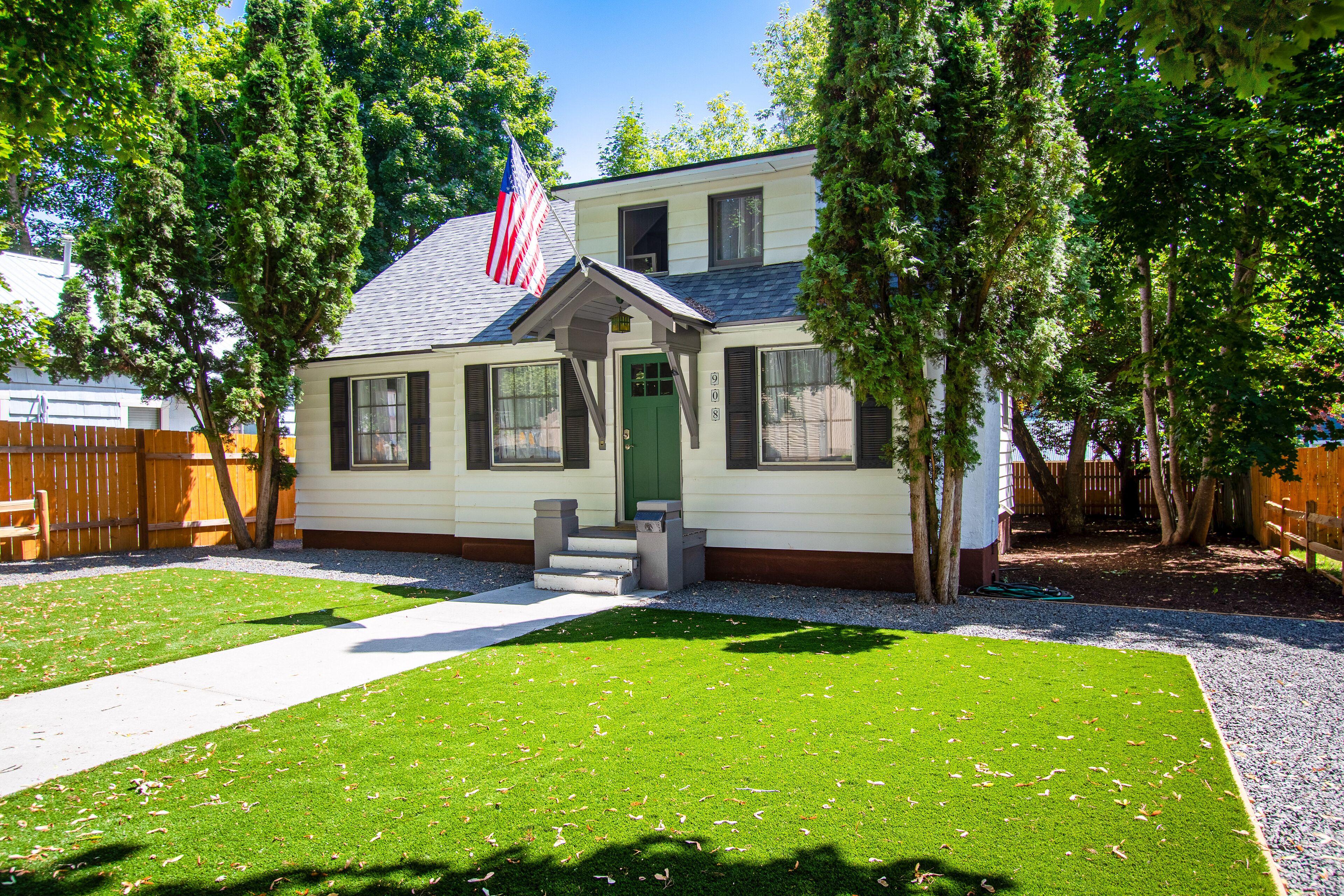 Charming bungalow near downtown with WiFi & AC - walk everywhere