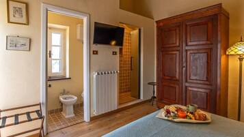 5 camere, una cassaforte in camera, una scrivania, ferro/asse da stiro