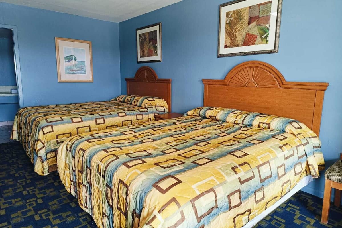 Escritorio, wifi gratis y ropa de cama