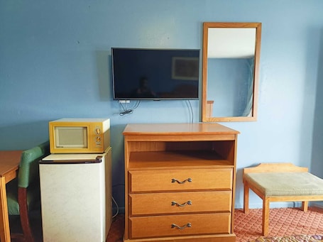 Escritorio, wifi gratis y ropa de cama