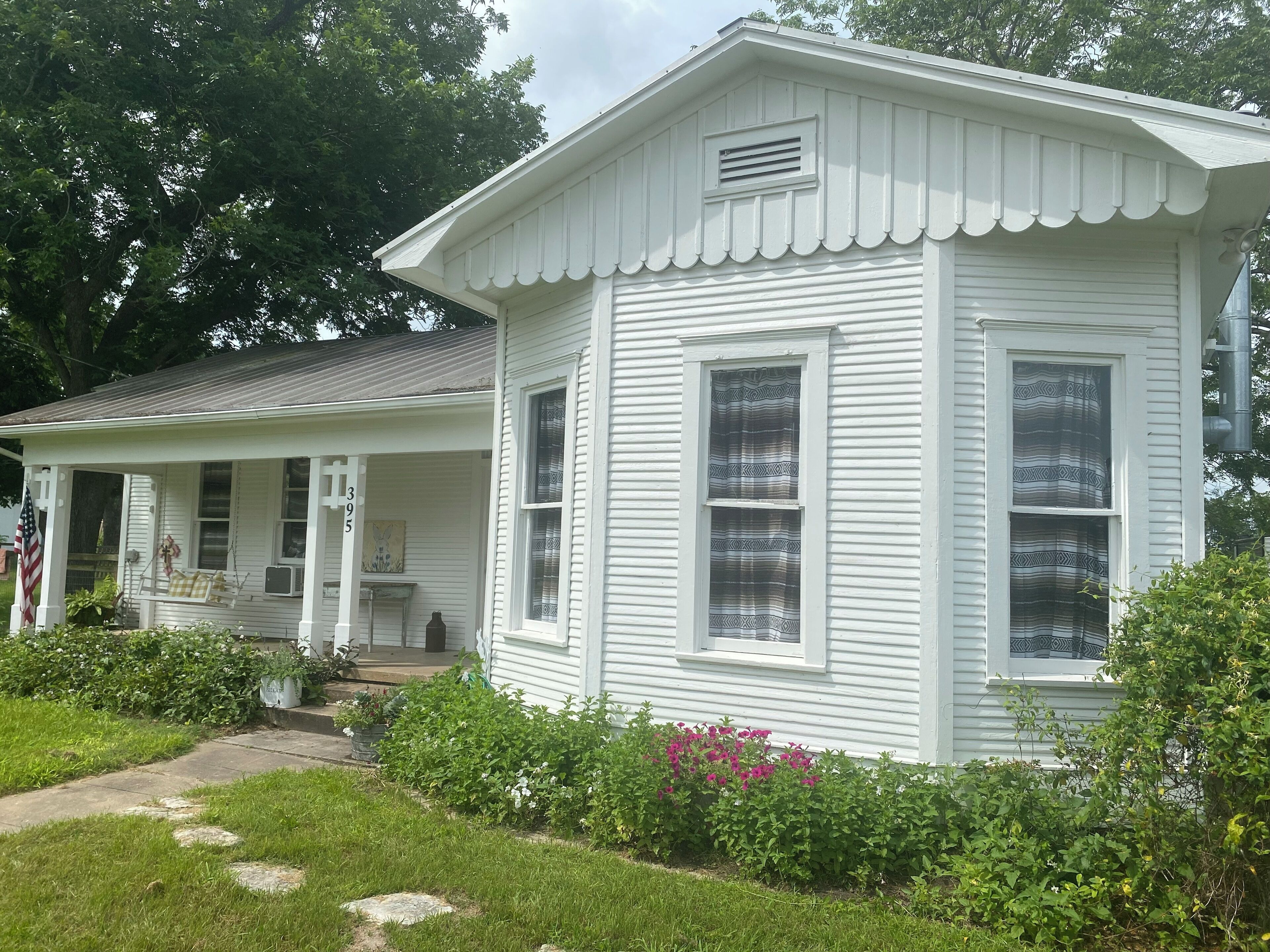 Charming Texas Farmhouse. Just 5 Minutes to the Fall Round Top Antique Show! 
 
