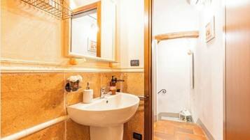 Doccia, asciugacapelli, bidet, asciugamani